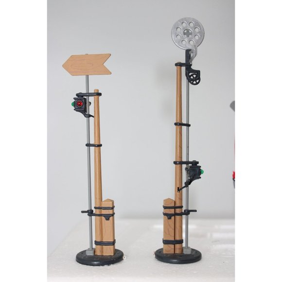 Dept 56 Dickens Village - Queensbridge Railroad Yard - Picture 5 of 8